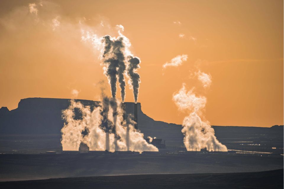 Die USA waren laut dem Ranking 2021 für ein Achtel (12,6 Prozent) des weltweiten CO2-Ausstoßes verantwortlich. Damit kam das Land mit der weltweit drittgrößten Bevölkerung im CO2-Ranking auf Platz zwei und stieß den Angaben zufolge so viel Kohlendioxid aus wie die Nächstplatzierten Indien und Russland zusammengenommen.