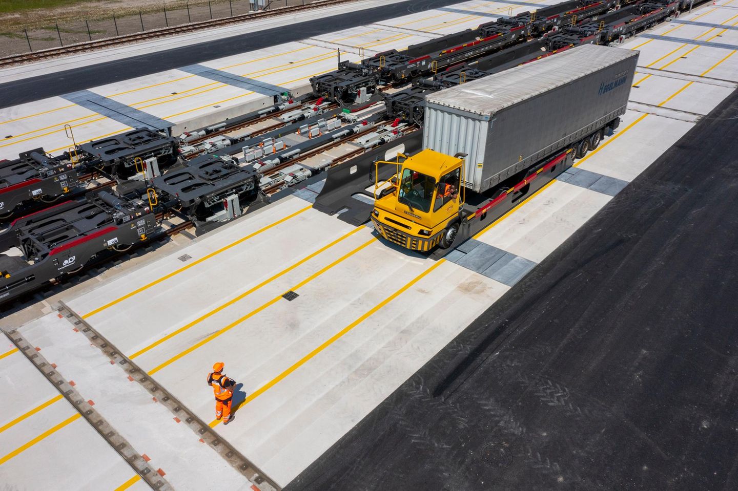 Cargobeamer hat ein automatisiertes Verladesystem von Lkw auf Züge entwickelt