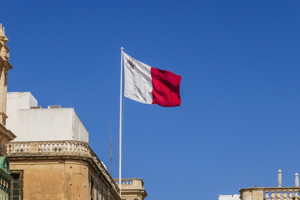 Zypern und Malta (Foto) waren ebenfalls 2004 Mitglieder der EU geworden. Bei ihnen löste der Euro 2008 die Nationalwährungen ab. Die ersten Euro-Staaten waren übrigens Deutschland, Belgien, Finnland, Frankreich, Irland, Italien, Luxemburg, die Niederlande, Österreich, Portugal und Spanien.