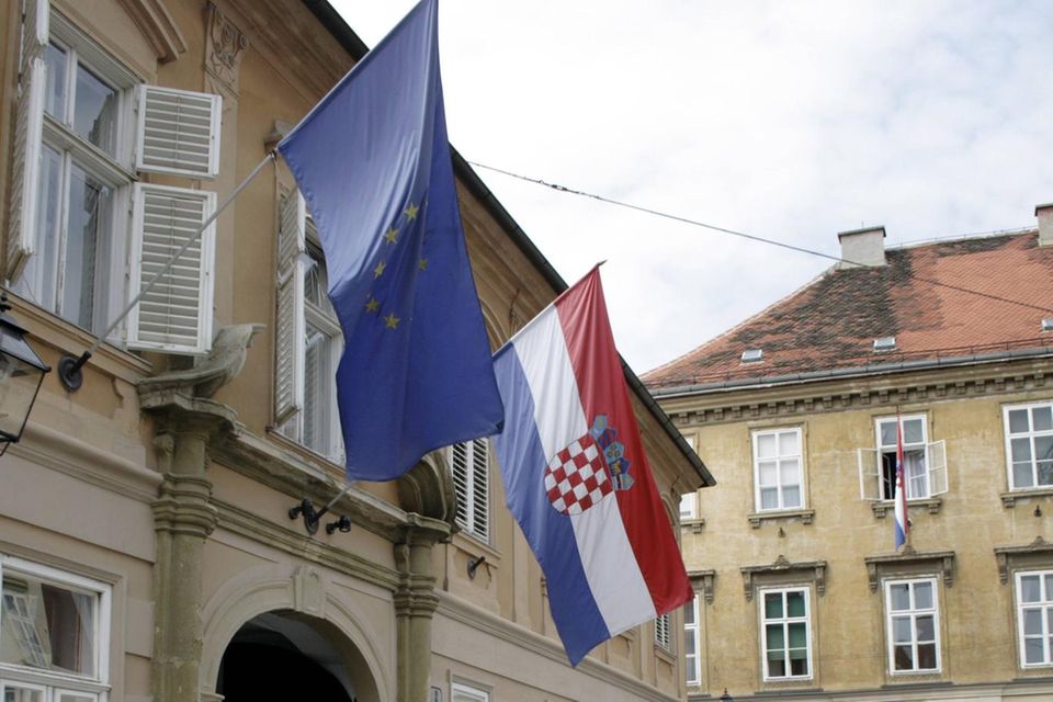 Kroatien hat den Euro zum 1. Januar 2023 als Zahlungsmittel eingeführt. Der Rat der EU billigte den Beitritt zum Währungsgebiet im Juli 2022 abschließend. In den drei erforderlichen Rechtsakten wurde auch der Umrechnungskurs festgelegt. Demnach entsprechen 7,53450 kroatische Kuna einem Euro.