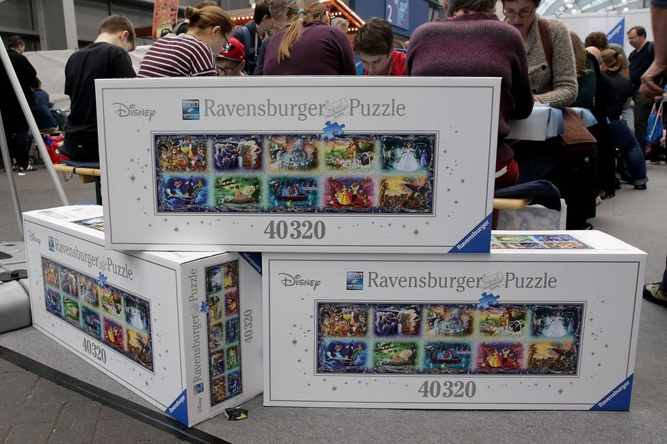 Der zweitgrößte Verlierer unter den beliebtesten Marken 2022 war hinter Miele Ravensburger. Der Spielehersteller hatte 2021 noch auf Platz drei gelegen. Ein Jahr später reichten 51,8 Punkten nur noch für den sechsten Rang. Dieser Abwärtstrend für Spielemarken setzte auch dem früheren Spitzenreiter zu. Dazu gleich mehr.