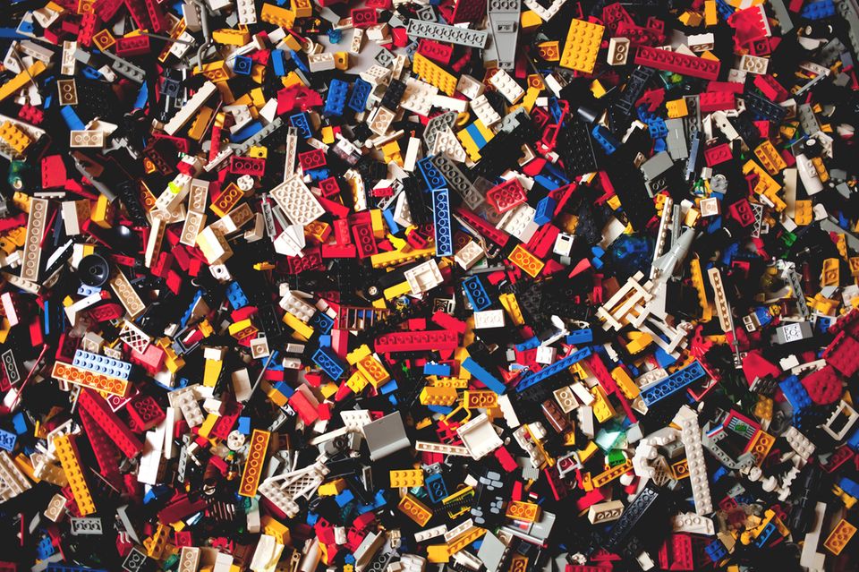 YouGov hatte Lego von 2018 bis 2021 zur Top-Marke des Jahres in Deutschland gekürt. 2022 aber reichte es für den dänischen Spielzeughersteller nur noch für Platz vier. Das lag aber weniger an einer Schwäche von Lego selbst als vielmehr der Stärke der Konkurrenz. Denn Lego übertraf mit 58,2 Punkten sogar leicht das Ergebnis des Vorjahres (57,9 Punkte, damals minus 2,4 Punkte) und konnte zumindest punktemäßig den Abwärtstrend stoppen. 