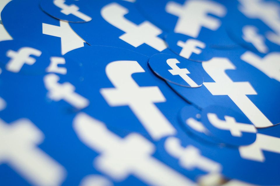 Der Markenwert von Facebook verringerte sich laut dem Ranking um fünf Prozent auf 34,5 Mrd. Dollar. Damit rutschte der Social-Media-Riese zwei Plätze auf Rang 17 herunter. Zu den Verlierern gehörten am unteren Ende der Absteigercharts zudem Danone (Rang 73, minus drei Prozent) und Pampers (Rang 52, minus ein Prozent).
