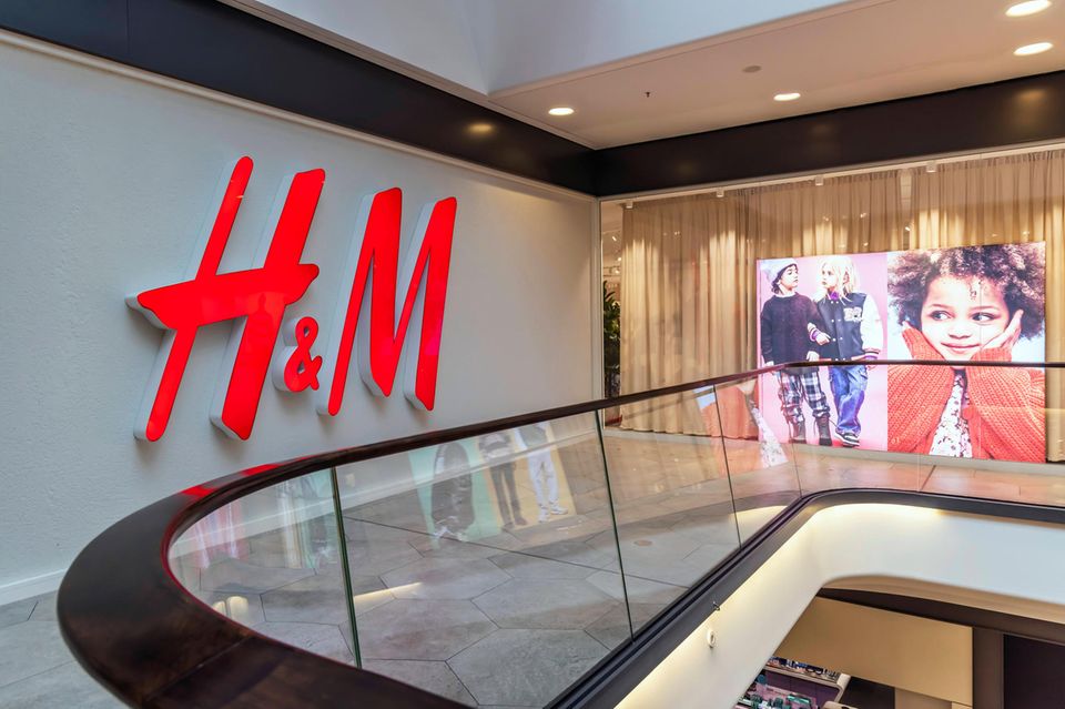 Ab Platz drei nimmt der Abstieg an Fahrt auf. H&M verschlechterte sich im Marken-Ranking um acht Prozent und 13 Plätze. Knapp 13 Mrd. Dollar reichten für das schwedische Modeunternehmen lediglich für Platz 56. Konkurrent Zara verbesserte sich hingegen auf Platz 47 um elf Prozent auf knapp 15 Mrd. Dollar.