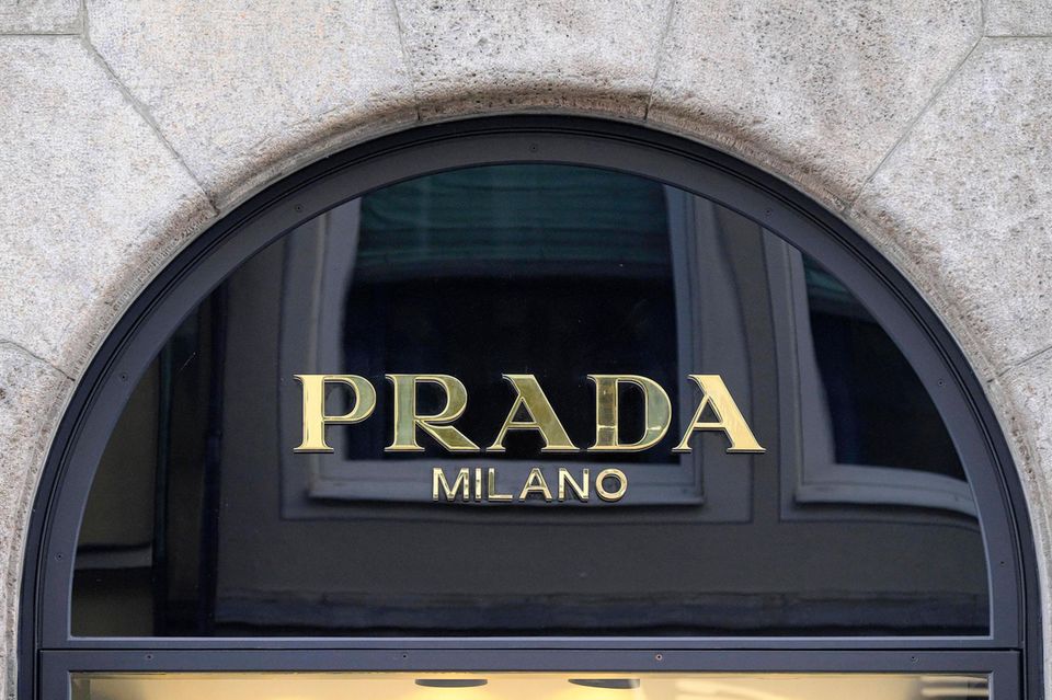 Beinahe hätte es für Prada für Platz sechs unter den wertvollsten Luxusmarken der Welt gereicht. Das italienische Familienunternehmen unter Führung von Miuccia Prada (die mit Raf Simons designt) steigerte seinen Markenwert laut dem Ranking um 21 Prozent auf 6,5 Mrd. Dollar. Prada kletterte damit fünf Plätze auf Rang 89 empor.
