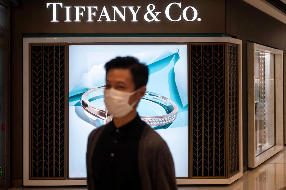 Aber auch Tiffany & Co. konnte im erneuten Boom-Jahr für große Marken gehörig zulegen und Prada knapp in Schach halten. Der Juwelier, der zum französischen Branchenriesen LVMH gehört, steigerte sich laut der Analyse um 19 Prozent beziehungsweise vier Plätze. Ein Markenwert von 6,6 Mrd. Dollar bedeutete Platz 88. LVMH hatte 2021 die Mehrheit an dem Unternehmen erworben und es von der Börse genommen.