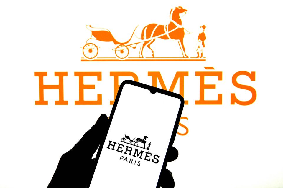 Der Markenwert von Hermès stieg laut Interbrand binnen eines Jahres um 27 Prozent. Dennoch verharrte das französische Luxuslabel mit nun 27,4 Mrd. Dollar auf Platz 23. Hermès hatte seit Beginn der Pandemie auch von den massiven Preissteigerungen beim Konkurrenten Chanel profitiert. Dessen teuerste Handtaschen haben mittlerweile fast das Niveau der handgefertigten Birkin und Kelly Bags von Hermès erreicht, weshalb viele Kundinnen ihr Geld lieber gleich dort ausgeben – sofern sie überhaupt eines der begehrten Produkte angeboten bekommen.