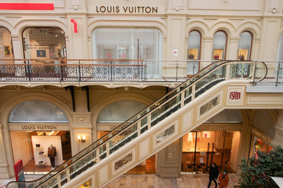 1 Louis Vuitton Louis Vuitton war laut Interbrand auch 2022 die wertvollste Luxusmarke der Welt. Sie legte der Analyse zufolge um 21 Prozent auf 44,5 Mrd. Dollar zu. Damit gehörte das Imperium von Bernard Arnault jedoch neben Cartier zu den Verlierern im Luxussegment. Das Aushängeschild von LVMH stieg einen Platz auf Rang 14 ab.