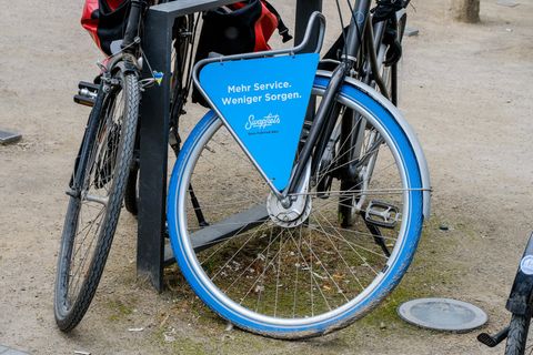 Mehr Service, weniger Sorgen steht auf einem Schild an einem Fahrrad von Swapfiets