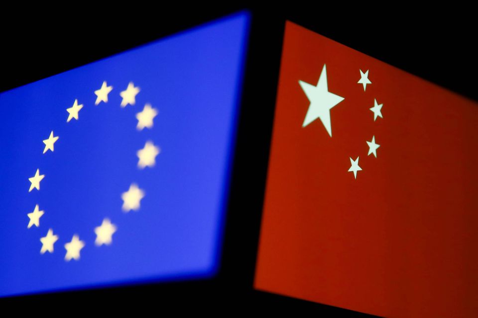 Flaggen der EU (links) und China: Zwischen beiden Seiten ist das Verhältnisse über die vergangenen Monate angespannter geworden. Doch in 2023 gilt es, wichtige Fragen zu klären