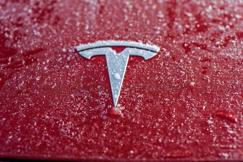 Eisige Zeiten für Tesla-Fans: Im vergangenen Jahr ist die Aktie des E-Autobauers um über 60 Prozent eingestürzt