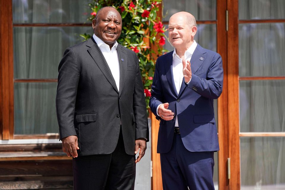 Der südafrikanische Präsident Cyril Ramaphosa im Gespräch mit dem deutschen Bundeskanzler Olaf Scholz  beim G7-Treffen auf Schloss Elmau. Südafrika ist Deutschlands wichtigster Handelspartner südlich der Sahara – doch an das Volumen zwischen China und Südafrika kommt die Bundesrepublik lange nicht heran