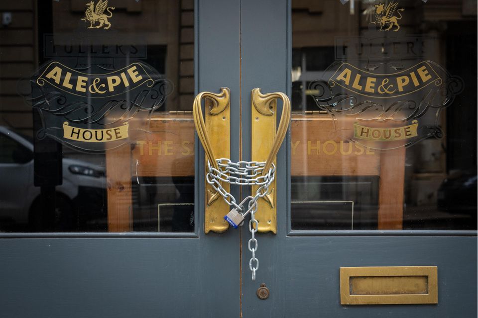 Eine Kette sichert die Eingangstür eines Londoner Pubs, der schließen musste