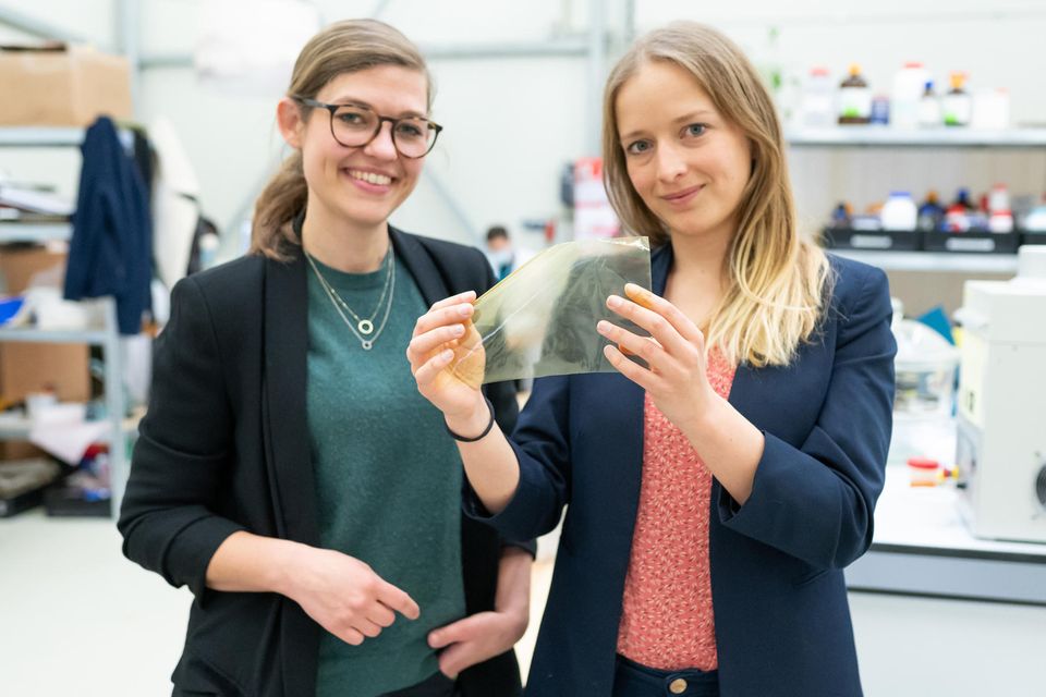 Johanna Baare (l.) und Anne Lamp von Traceless zeigen eine Folie aus abbaubaren Materialen