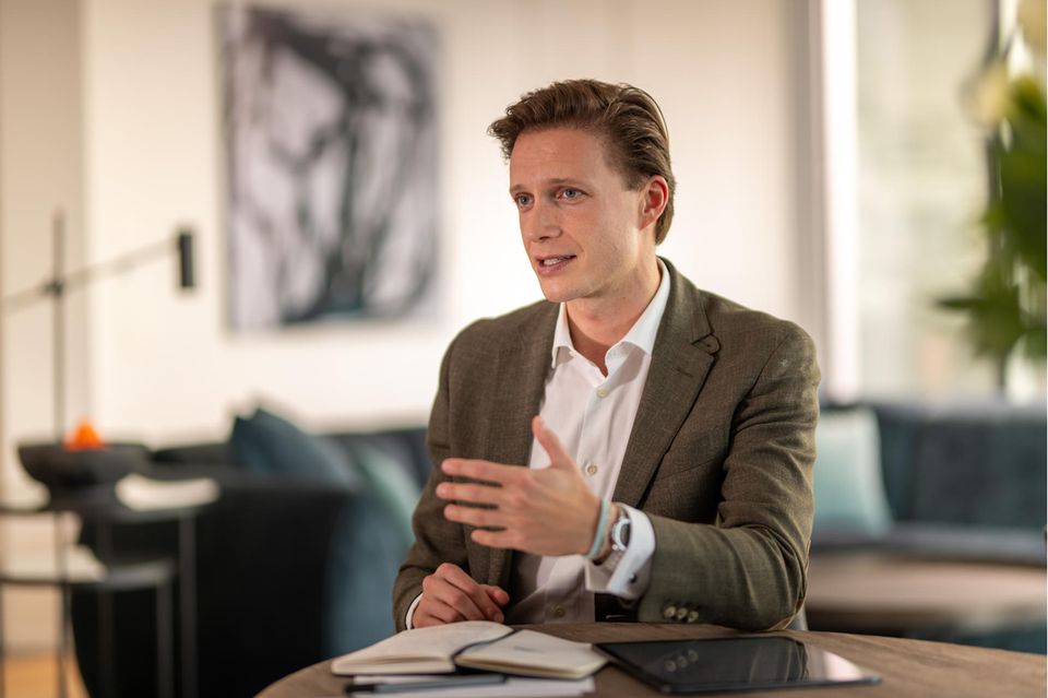 Richard Ossen, 37, gründete 2019 gemeinsam mit Reto Picenoni den Personaldienstleister Flex Suisse nach dem Vorbild der US-Firma Axiom. Er hat Jura in Passau, Köln, Paris und Fribourg sowie Management an der Pariser ESCP studiert