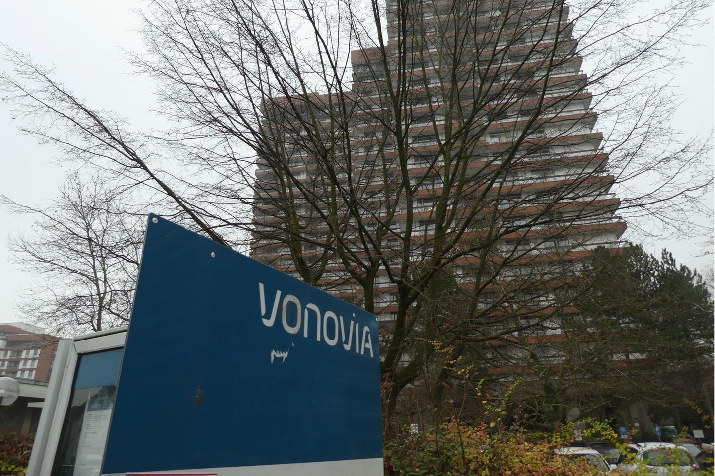 Schriftzug des Immobilienkonzerns Vonovia und Gebäude des Wohnparks Köln Bayenthal