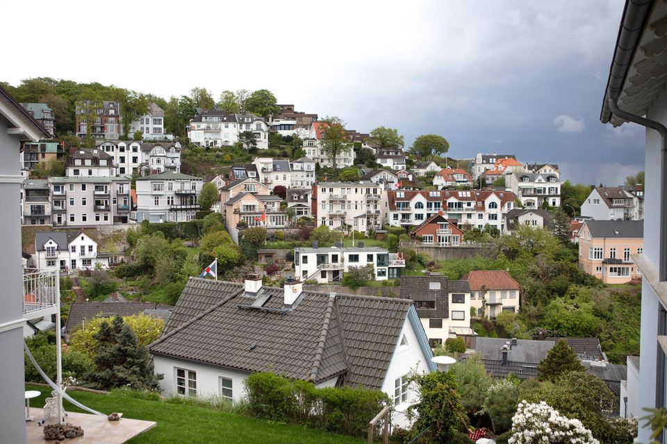 Der Süllberg in Hamburg-Blankenese wird von zahlreichen weißen Villen gesäumt. In Hamburg kommen 124 Einkommensmillionäre auf 100.000 Einwohner