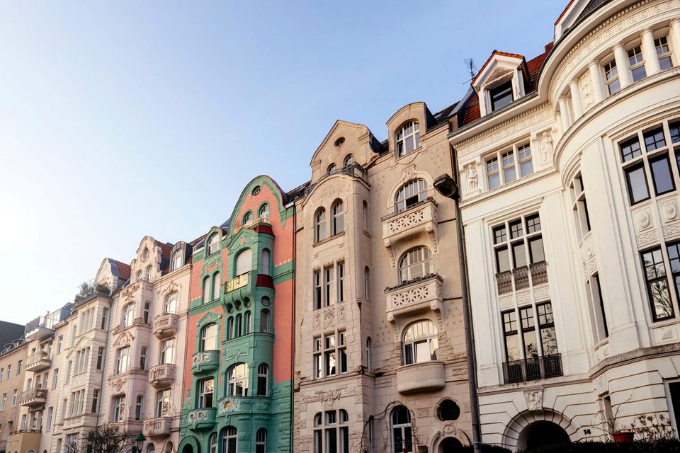 Altbau-Fassaden in der Kölner Südstadt glänzen in der Sonne. In Köln kommen auf 100.000 Einwohner 97 Einkommensmillionäre