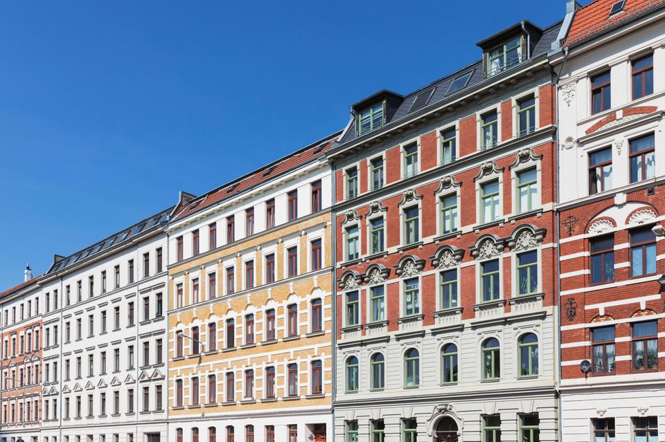 Ein Leipziger Straßenzug mit Fassaden aus der Gründerzeit. In Leipzig kommen 30 Einkommensmillionäre auf 100.000 Einwohner