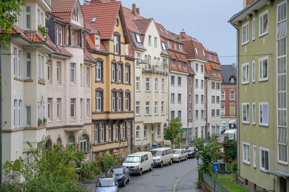 Straßenzug mit Altbauten in Göttingen
