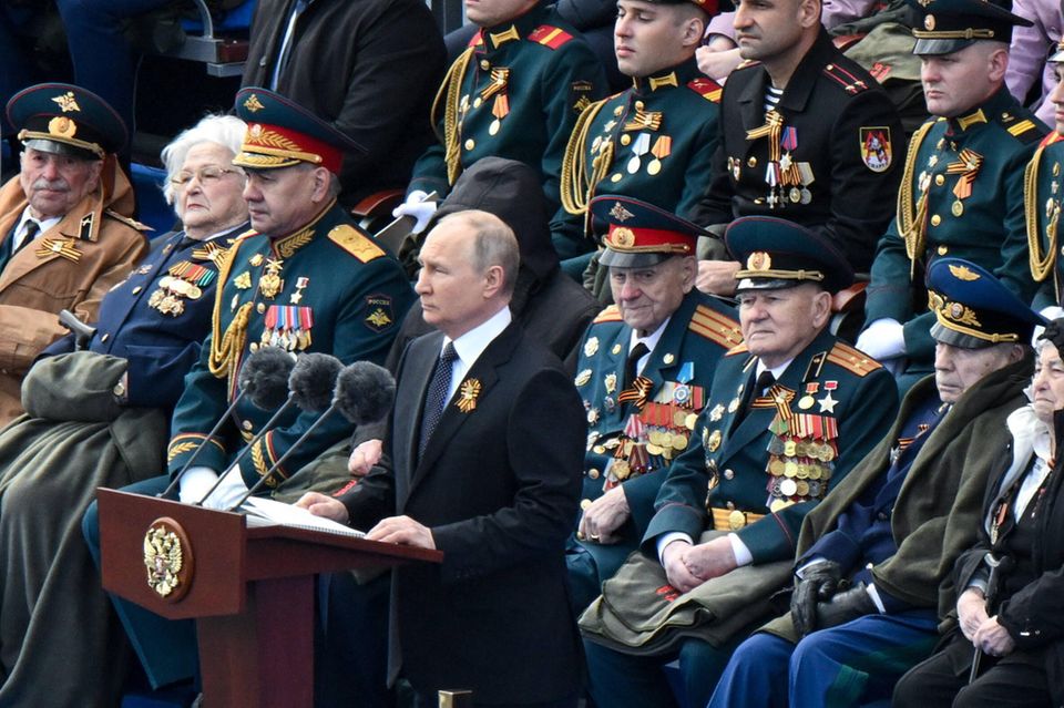 Der russische Präsident Wladimir Putin bei einer Militärparade in Moskau. Der russische Krieg mit der Ukraine führe zu einer neuen Weltordnung, meint Militärökonom Keupp. Westliche Firmen in Russland sollten sich keine Illusionen machen, dass Putin sie früher oder später enteignen werde, falls das Land den Krieg verliert