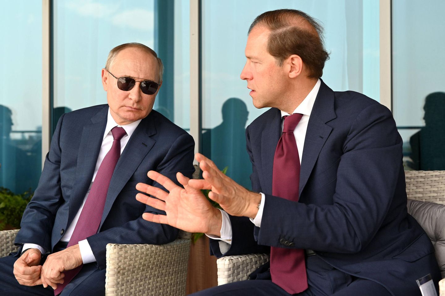 Im Juli 2021 fährt Denis Manturov mit Putin nach Zhukovsky, damals war er nur Wirtschaftsminister 
