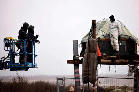 Polizisten räumen das Protestcamp in Lützerath