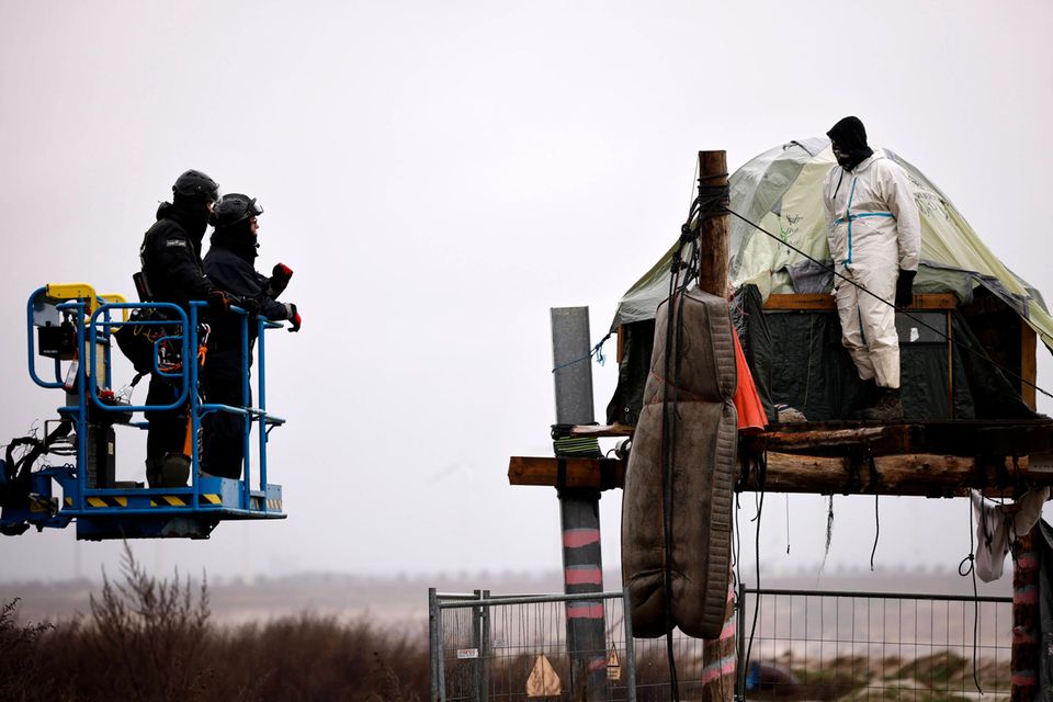 Polizisten räumen das Protestcamp in Lützerath