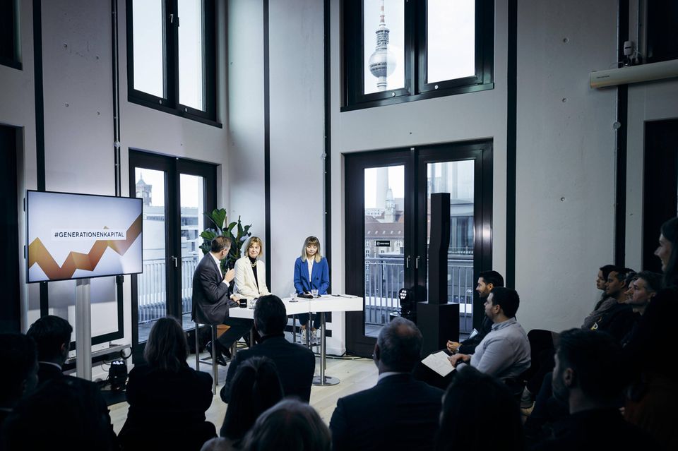 Bundesfinanzminister Christian Lindner (FDP) spricht mit der Finanzexpertin Margarethe Honisch (rechts) und Anja Mikus vom Atomfonds Kenfo in einem Berliner Coworking-Space über die Aktienrente