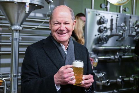 Kanzler Olaf Scholz bei einem Besuch der Brauerei Gold Ochsen in Ulm