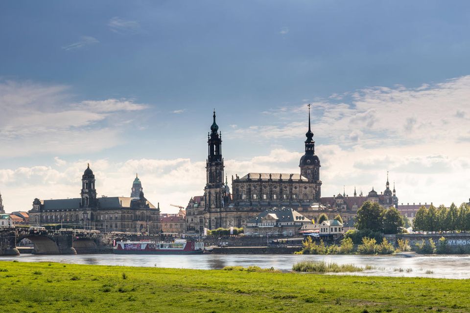 In Dresden ist der Kaufpreis einer Standardwohnung (75 Quadratmeter, 3 Zimmer, 1. Stock, Baujahr 1990er-Jahre) im vergangenen Jahr um 1 Prozent gefallen. Der Quadratmeter in der sächsischen Hauptstadt kostet 2.842 Euro. 