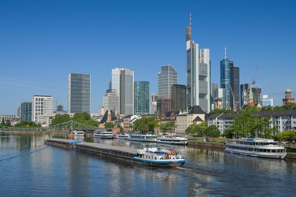 In Frankfurt kennt man sich mit Finanz- und Zinspolitik aus. Hier fallen die Immobilienpreise um 5 Prozent auf noch immer stattliche 6.163 Euro pro Quadratmeter. 