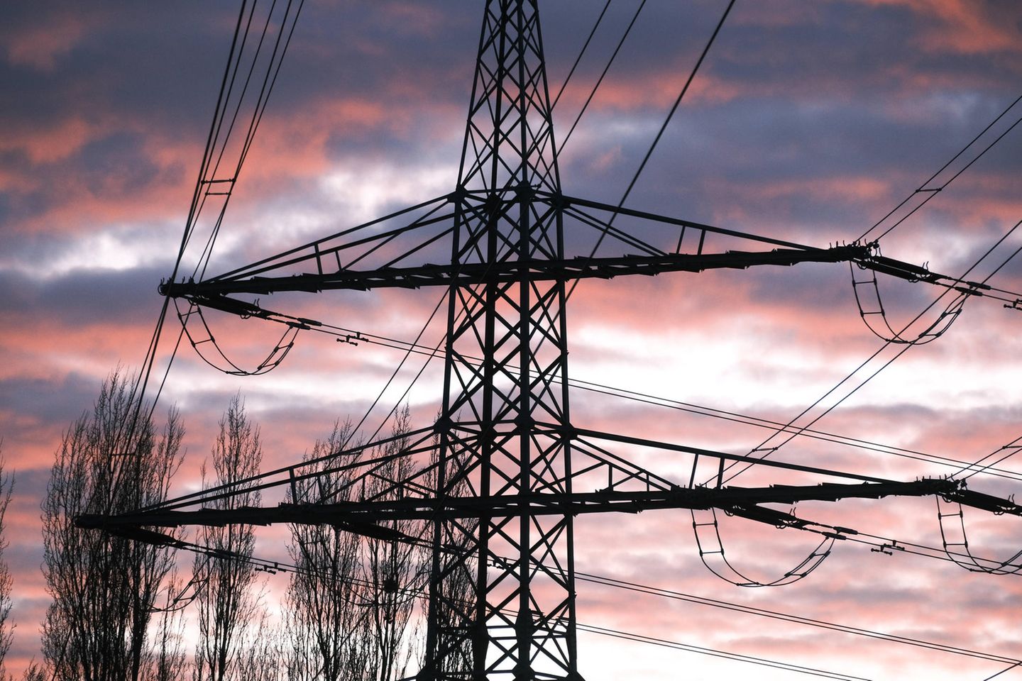 Strommast in der Nähe von Düsseldorf: Die EU will die Stromtrassen ihrer Mitgliedsländer stärker verknüpfen