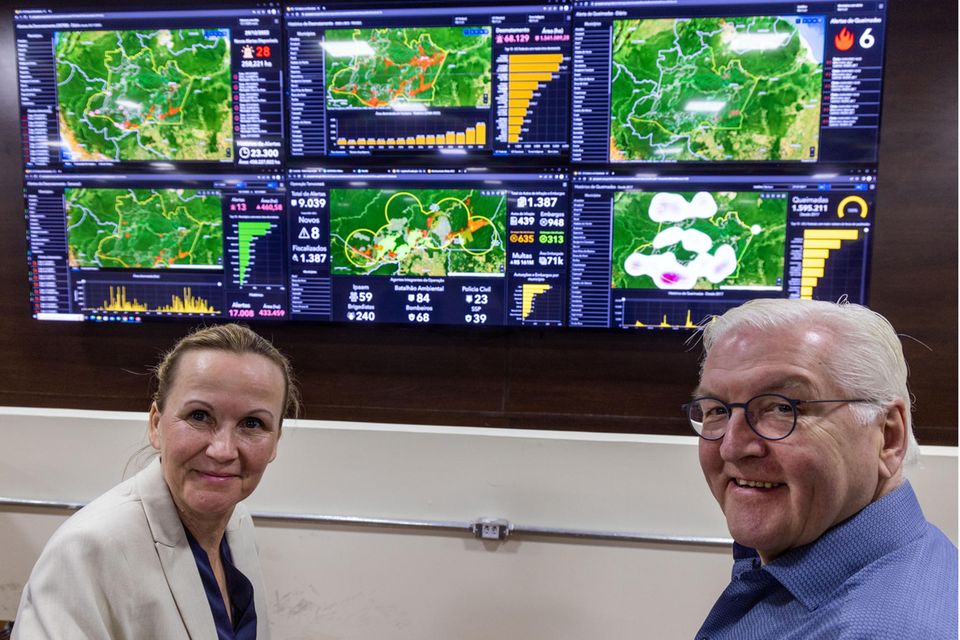 Bundespräsident Frank-Walter Steinmeier und Umweltministerin Steffi Lemke im brasilianischen Monitoring-Zentrum für Entwaldung, das mit Satelliten- und Radarbildern den Baumbestand im Tropenwald überwacht.