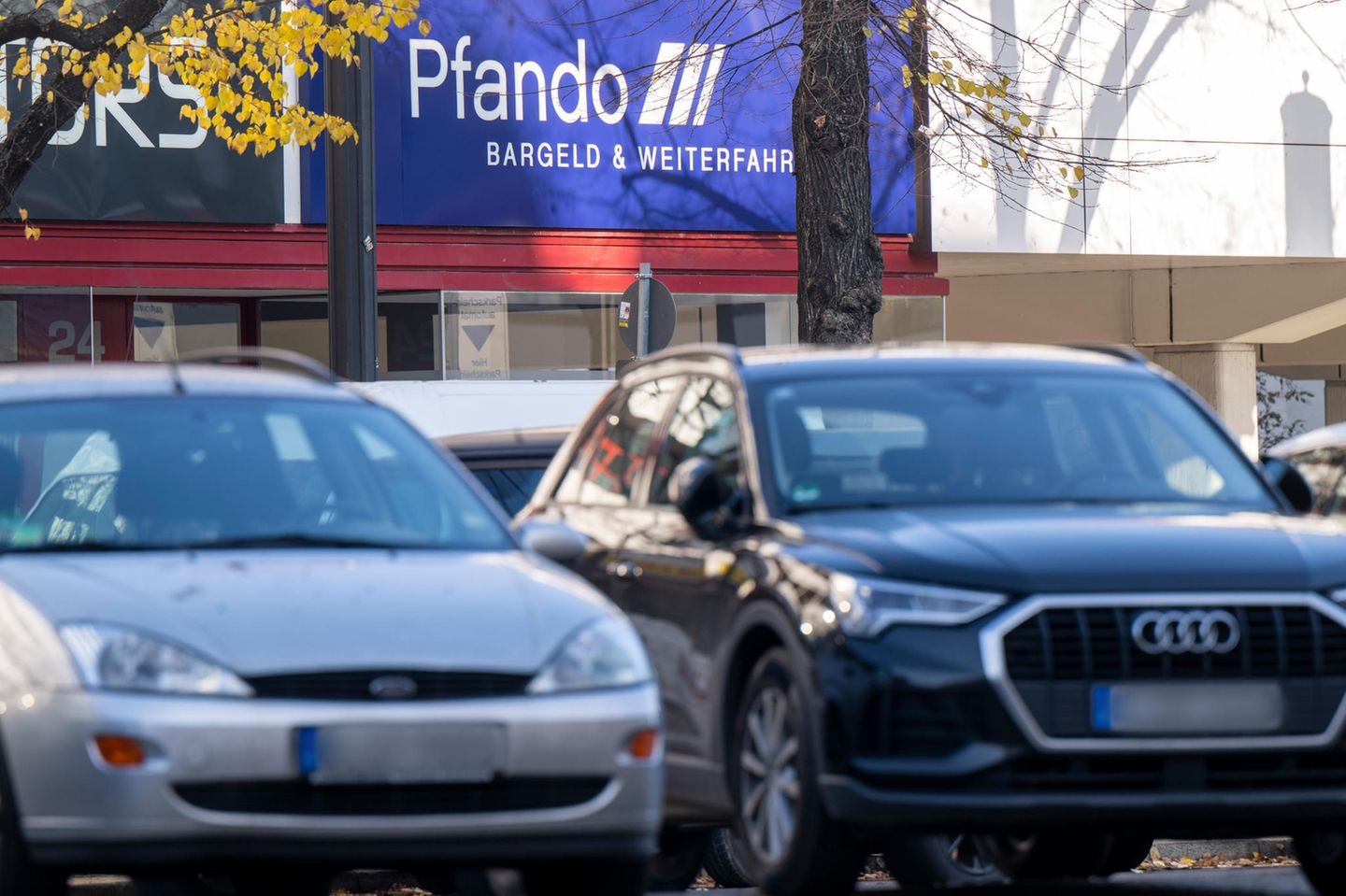 Über dem Eingang zu der Filiale des Kfz-Pfanzleihhauses Pfando hängt ein Schild mit dem Logo des Unternehmens