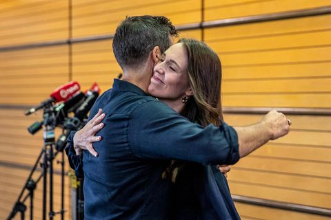 Jacinda Ardern umarmt nach ihrer Rücktrittsankündigung ihren Lebensgefährten