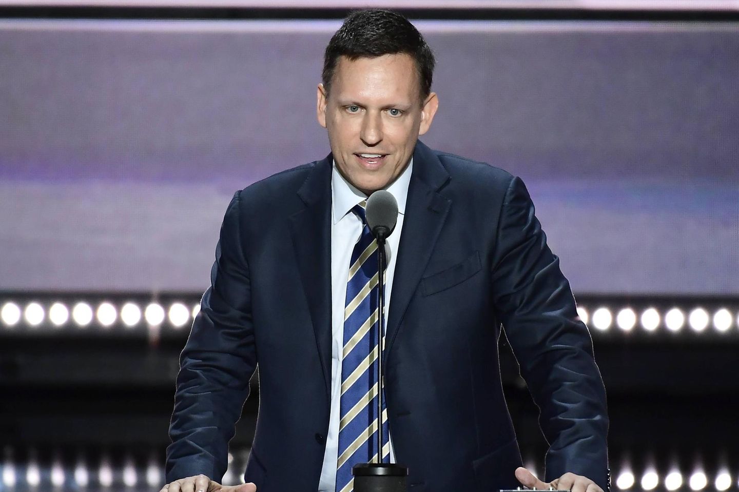 Peter Thiel wurde in Frankfurt am Main geboren, zog aber schon früh in die USA. Dort machte er später ein Vermögen, unter anderem mit der Gründung des Zahlungsdienstleisters Paypal