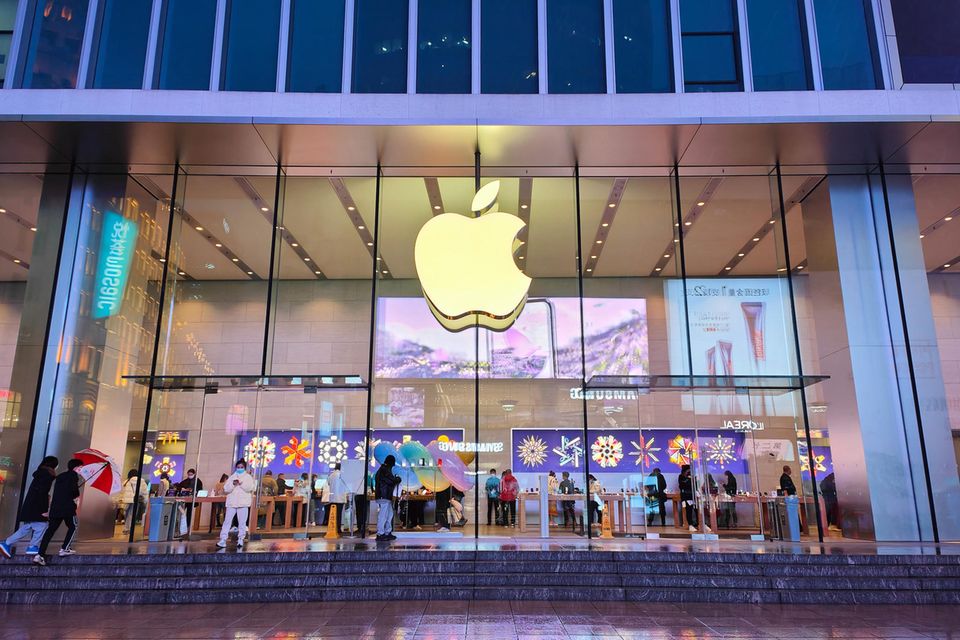 Ein Apple Store im Vorweihnachtsgeschäft auf der Fußgängerstraße Nanjing Road  in Shanghai.