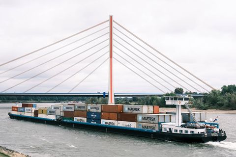 Waren werden quer über den Planeten geschifft, auch über den Rhein