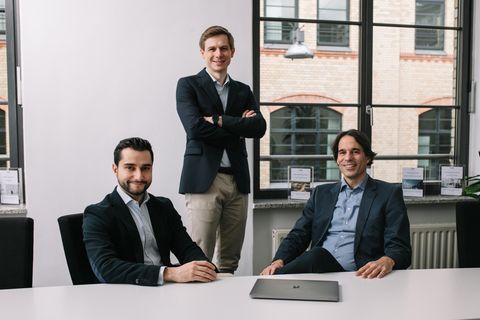 Die Carl-Gründer Kurosch Habibi (links) und Pascal Stichler (Mitte) sowie Doubledigit-Chef Daniel Schenk