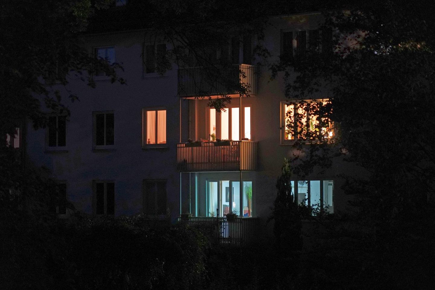 Licht brennt in einem Bremer Mehrfamilienhaus. Viele Stromanbieter haben die Preise zum Jahreswechsel angehoben – manche sogar über die rechtlich zulässige Grenze hinaus