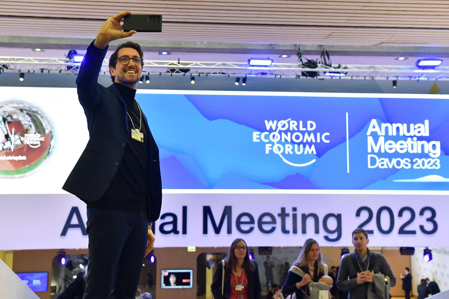 Ein Besucher des Weltwirtschaftsforum macht ein Selfie nach dem Ende der Veranstaltung