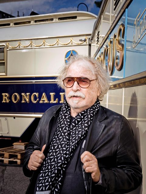 Bernhard Paul steht vor einem Zirkuswagen