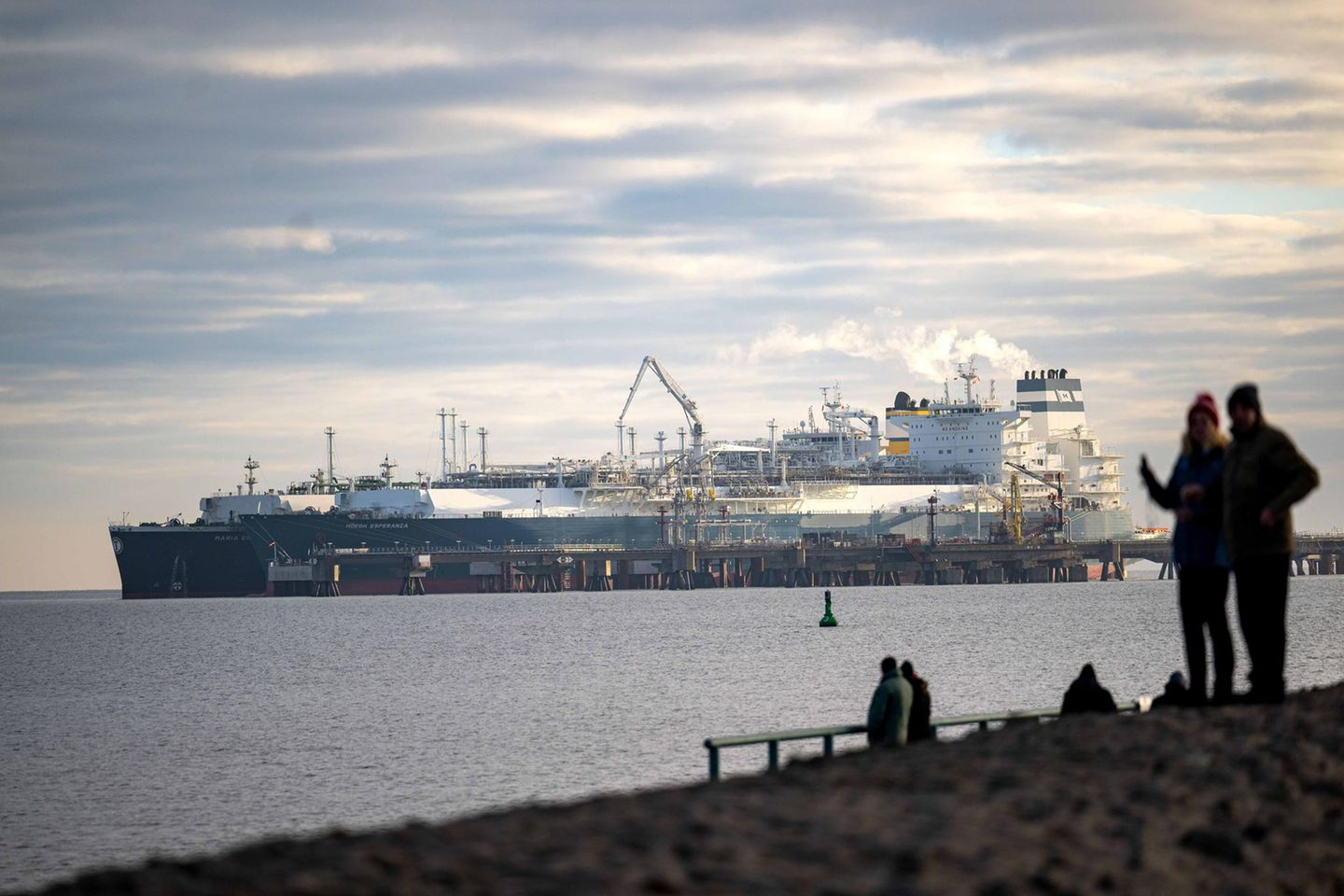 Ein LNG-Tanker hat am schwimmenden LNG-Terminal in Wilhelmshaven festgemacht