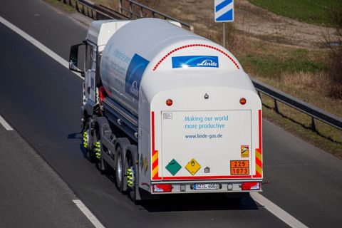 Ein Linde Tank-Lkw fährt auf der Autobahn