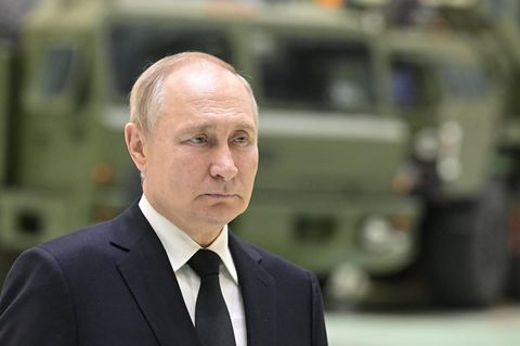 Wladimir Putin beim Besuch eines Rüstungsbetriebes