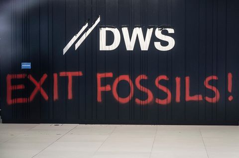 Greenpeace-Aktivisten haben bei ihrem Protest gegen Greenwashing im Foyer der DWS-Gruppe „Exit Fossils“ an die Wand gesprüht