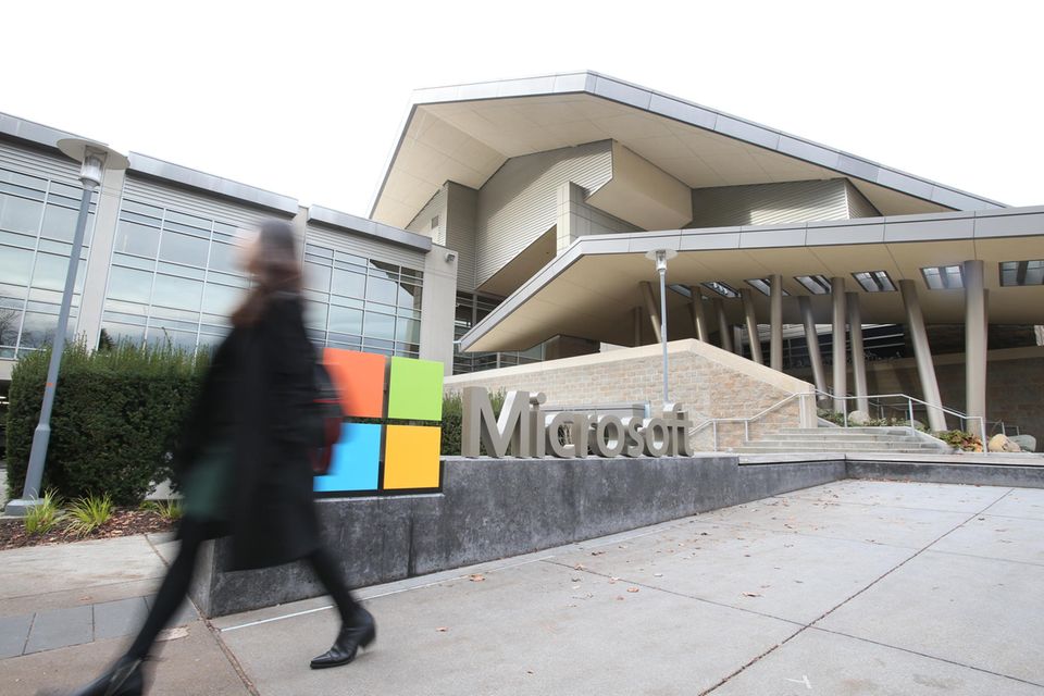 Microsoft Danach ging es Schlag auf Schlag weiter. Microsoft verkündete am 18. Januar, sich bis März 2023 von 10.000 Beschäftigten trennen zu wollen. Das war laut der „New York Times“ die größte Entlassungsrunde bei dem Software-Riesen seit acht Jahren und entsprach knapp fünf Prozent der weltweiten Belegschaft. Microsofts Ankündigung, sich auf neue Prioritäten wie Künstliche Intelligenz konzentrieren zu wollen, wurde umgehend umgesetzt. Am 23. Januar wurde bekannt, dass Microsoft 10 Mrd. Dollar in sein Partnerunternehmen OpenAI investiert. Dessen Programm ChatGPT könnte laut Experten endgültig die nächste Stufe von KI-Anwendungen einläuten, deren Texte und „Fachmeinungen“ zumindest auf den ersten Blick nicht mehr von der Arbeit von Menschen zu unterscheiden sind.