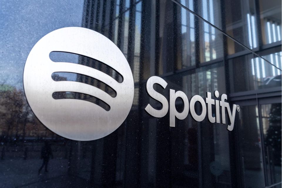Spotify ist ein Marktführer mit chronischem Gewinnproblem. Branchenkenner gehen davon aus, dass der Musikstreamingdienst bald seine Preise erhöhen muss und Konkurrenten wie Amazon und Apple nur darauf warten, um nachziehen zu können. Das schwedische Unternehmen verkündete im Januar die Entlassung von rund 600 Beschäftigten oder sechs Prozent der weltweiten Belegschaft.