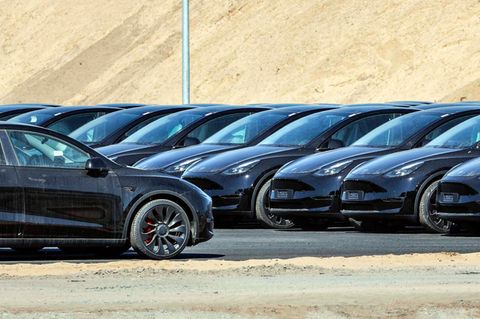 Tesla Y Modelle stehen auf der Gelände der Gigafactory in Grünheide